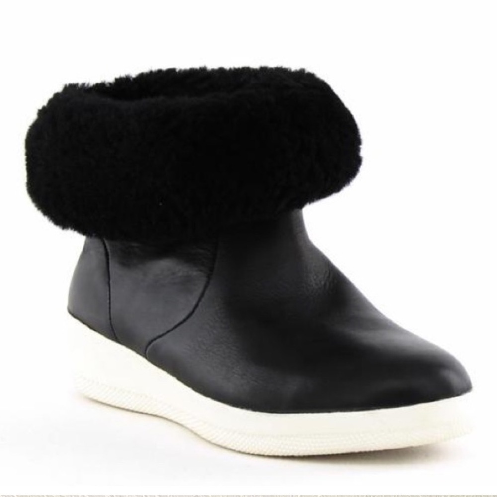 Fitflop bootie black leather Skatebootie shearling lined supple leather sz 6